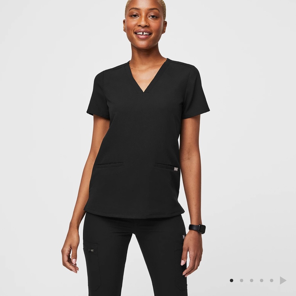 Figs | Casma Three-Pocket Scrub Top Black S